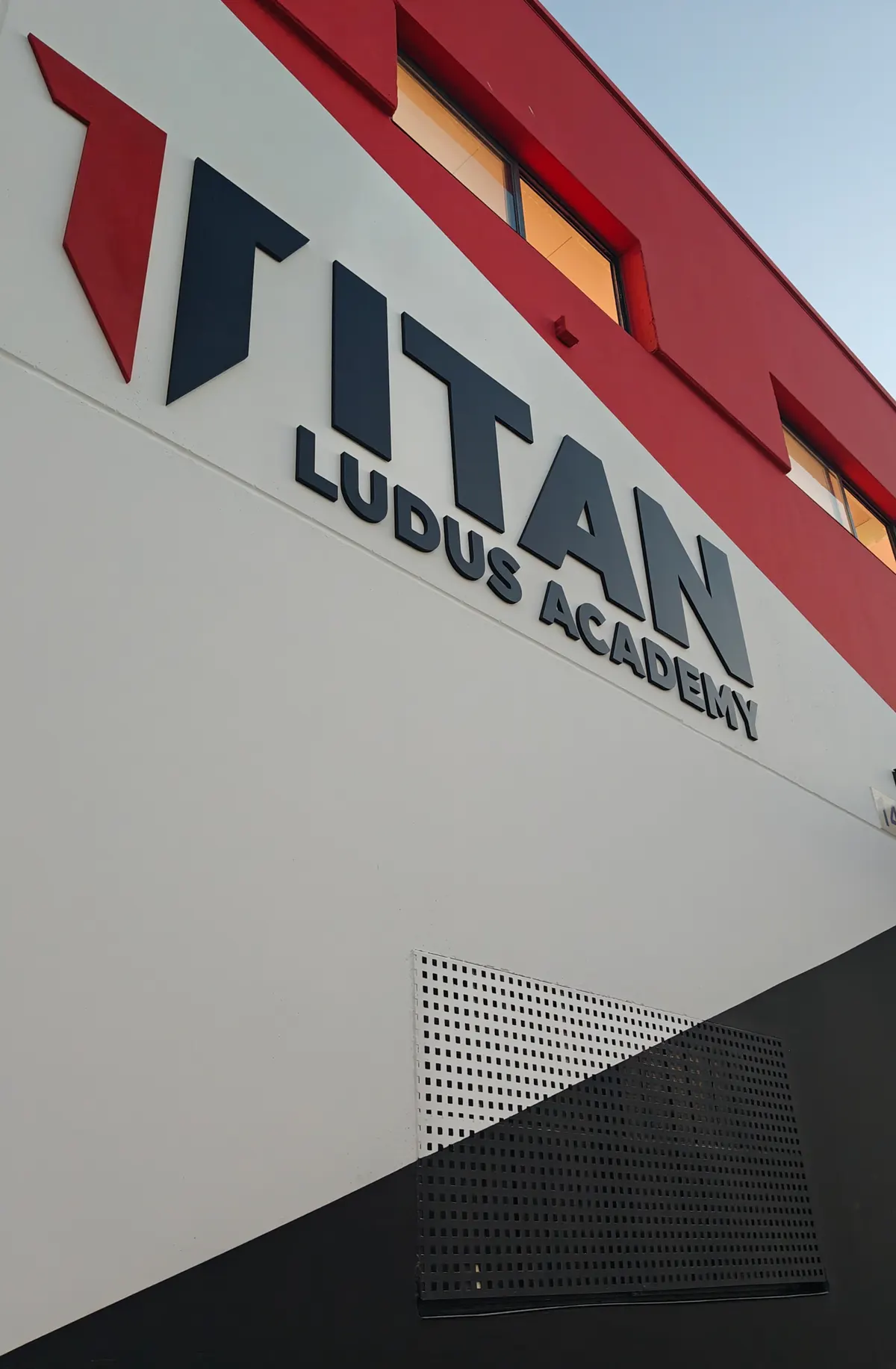Fachada de Titan Ludus Academy en la Avenida de los Artesanos, Conil de la Frontera